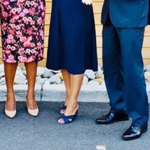 Women’s Navy Sueded Gap Mules Size 9-EUC - Picture 3 of 3